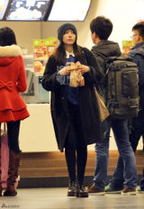 独家：高圆圆独自回京 路边等车啃汉堡