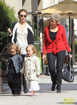 高清图：茱莉携龙凤胎子女逛街潮范儿十足