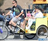 组图：比伯与新模特女友海边嬉戏 不顾裤子滑落