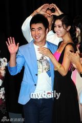 组图：韩星Clara桃红抹胸挺巨乳洒泪宣传新剧