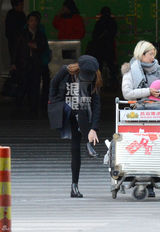 组图：唐嫣潮装回京 金鸡独立整理鞋