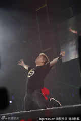 组图：SJ广州开唱女装秀妩媚 银赫脱衣秀胸肌