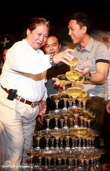 组图：《叶问2》票房破2亿 甄子丹洪金宝谢老婆