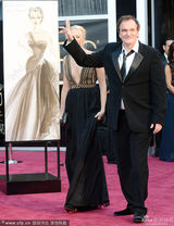 组图：导演昆汀-塔伦蒂诺携女伴亮相红毯