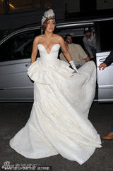 组图：Lady Gaga身穿白纱亮相伦敦 对镜大献飞吻