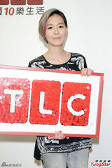 组图：张悬短发炫彩亮相 呼吁大家伸出援手