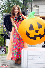 组图：梁心颐发新专辑草地开唱变身精灵