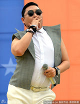 鸟叔武汉不惧高温骑马舞 身材发胖舞姿仍轻盈