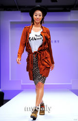 组图：韩女星崔茹珍韩惠珍服装秀 春夏秋冬全演绎