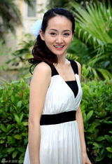 幻灯图：张定涵夏日写真 花红叶绿展青春气息