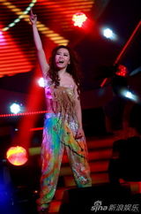 组图：张靓颖北京个唱带伤上阵秀热舞