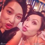 组图：TVB台庆众星后台花絮 胡杏儿钟嘉欣亲密