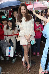 组图：陈庭妮小型庆生会 笑称要胡宇崴送礼物