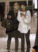 组图：黄奕上海现身心情愉悦 扮潮与同性密友逛街 