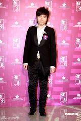 幻灯图：阿娇戴黑钻亮相贵宾酒会 投资豪宅让其增值