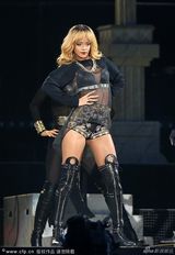 组图：蕾哈娜伦敦开唱 着透视短裙舞姿热辣