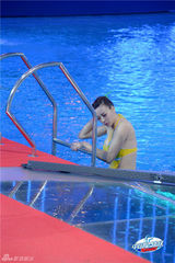 组图：周韦彤跳水疑走光 泳衣脱落现美胸