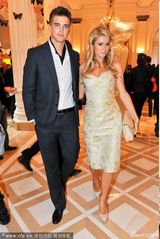 组图：希尔顿低胸裙上围变丰满 搂小男友秀甜蜜