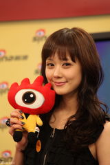 幻灯组图：张娜拉做客新浪 大波浪卷发倍增女人味