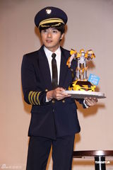 组图：贺军翔圣诞开制服生日趴 工作满档没空入伍