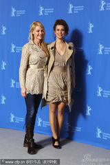 幻灯图集：《与人为善》记者会 两女星勾肩搭背出场