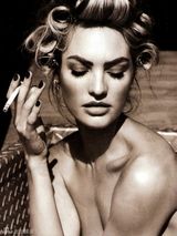 组图：维密超模坎蒂丝真空复古 上演金发野心