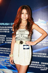 组图：周秀娜低胸秀美腿 谢天华将穿泳裤拍特辑