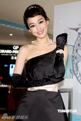 组图：范玮琪走秀扮“赫本” 提前感受婚礼气氛