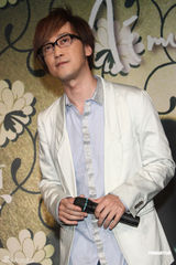 组图：周传雄发片温岚现身 送铁塔面包寓意深长