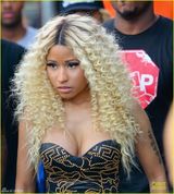 组图：麻辣鸡低胸爆乳拍MV 双球抢镜