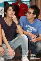 组图：五月天将赴日韩音乐节 称想体验女仆店