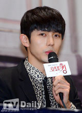 组图：李多海时隔八年再搭李栋旭 镂空裙秀美胸