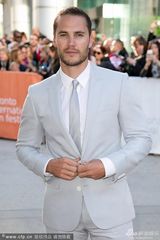 组图：《伟大诱惑》首映芭拉班大秀美背