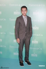 组图：容祖儿陈伟霆主持圣诞亮灯仪式