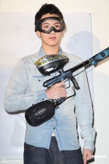 组图：柯震东闹市大打漆弹 期待电影音乐多面发展