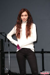 组图：范范开唱摆脱乖女形象 盼老公别再捉弄她