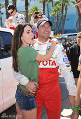 组图：梅根-福克斯享受婚姻生活 和老公热吻