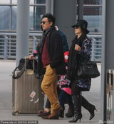 组图：李湘贵妇范携全家出行 奶爸王岳伦抱女儿