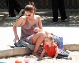 幻灯：杰西卡-阿尔芭携女沙坑玩耍 大展慈母本色