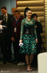 组图：水果姐土豪金献中国首秀 春春靓颖同台