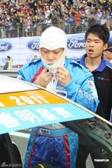 组图：壹基金杯慈善明星赛开赛 李连杰孙楠亮相