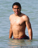 组图：球星法尔考海中爱抚娇妻 舔肚脐极度高调