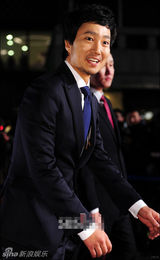 组图：朴海日满脸微笑西装笔挺走红毯