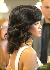 组图：蕾哈娜白裙亮相 金饰抢镜光彩照人