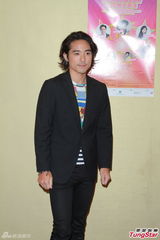 组图：张智霖重临福地 吴雨霏拒提旧受余文乐