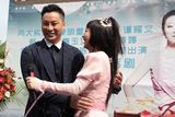 组图：谭耀文新剧开机当众热吻穆婷婷