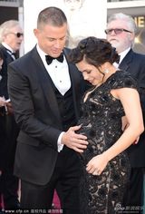 组图：奥斯卡红毯-钱宁-塔图姆热吻怀孕娇妻