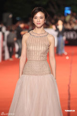 组图：汤唯典雅裙装现身金马奖妆容精致气质优雅