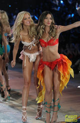 高清图：众超模走奢华内衣秀凸显骄人身材