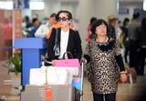 组图：秦海璐带母亲旅游低调回京 母女并肩出机场